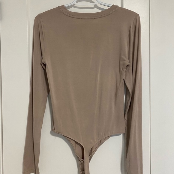 Aritzia Wilfred Lounge Long Sleeve Light Brown Nude‎ Somer Bodysuit Size Medium - Picture 6 of 7